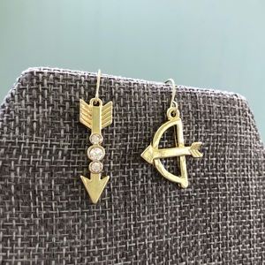 Petite bow and arrow rhinestone earrings!